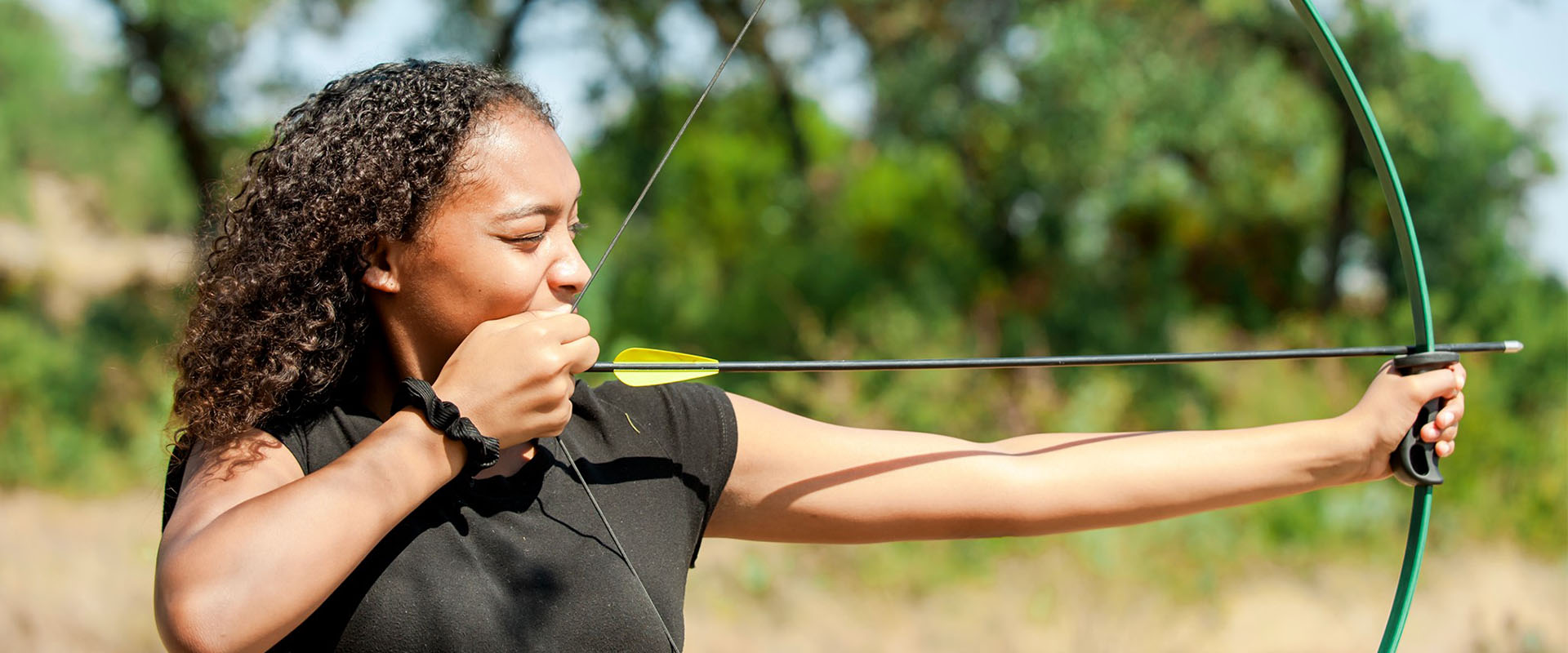 mujeres sosteniendo arco y flecha